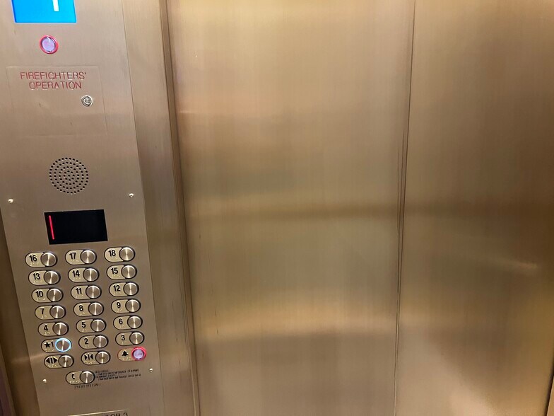 More Photos Of 211 W Wacker Dr, Chicago Office For Lease
