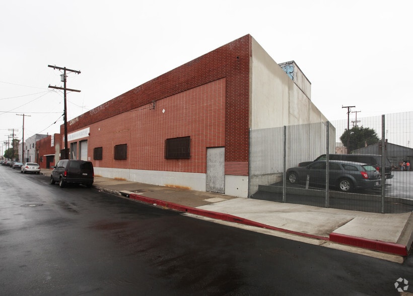More Photos Of 2463 E 8th St, Los Angeles Manufacturing For Lease
