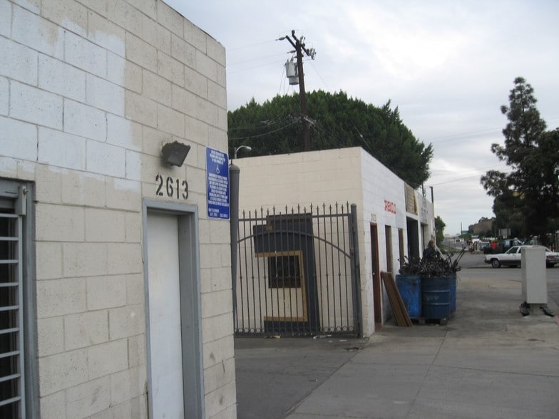 More Photos Of 2611-2623 E 67th St, Long Beach Warehouse For Lease