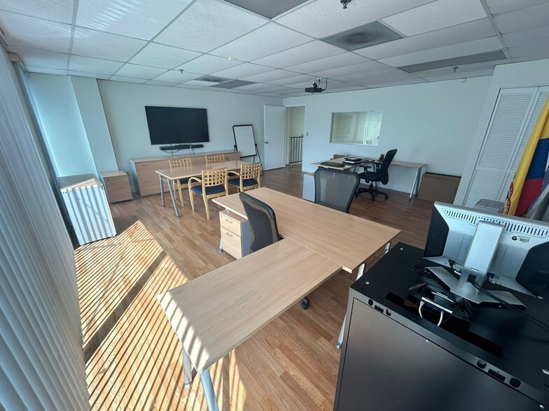 More Photos Of 6910 NW 50th St, Miami Warehouse For Lease