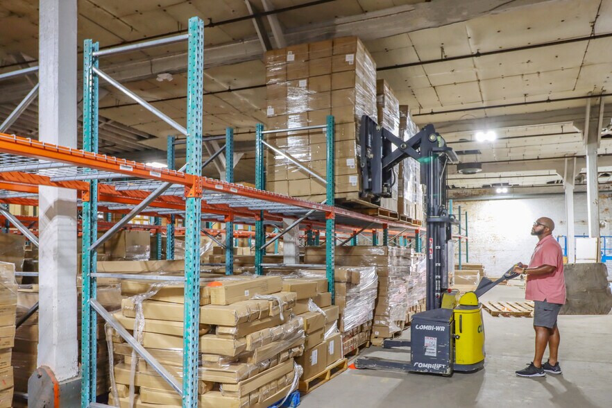 More Photos Of 827 Douglas Ave, Portsmouth Warehouse For Lease