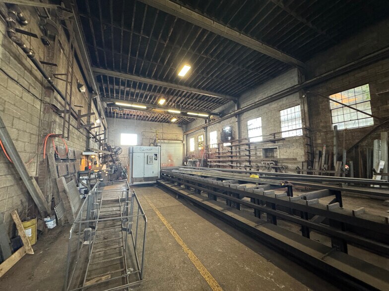 More Photos Of 115-117 S 13th St, Lindenhurst Warehouse For Lease