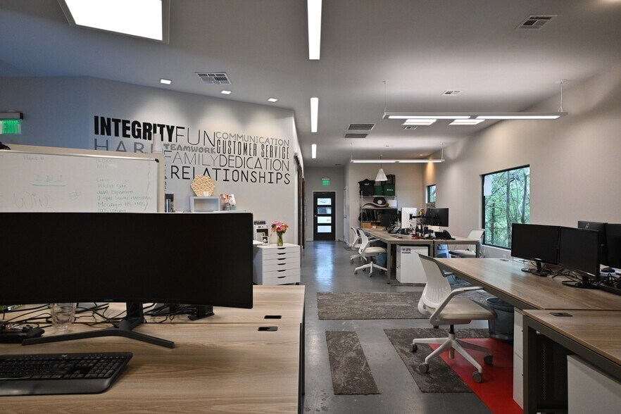 More Photos Of 612 Winflo Dr, Austin Office For Lease