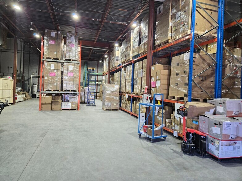 More Photos Of 5800 Boul Thimens, Montréal Service For Sale
