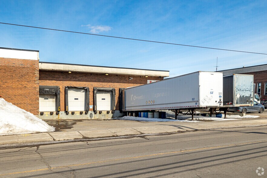 More Photos Of 5588-5590 Av Royalmount, Montréal Warehouse For Lease
