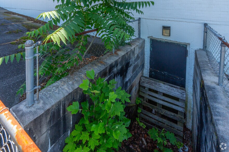 More Photos Of 80 E Main St, Huntington Freestanding For Sale