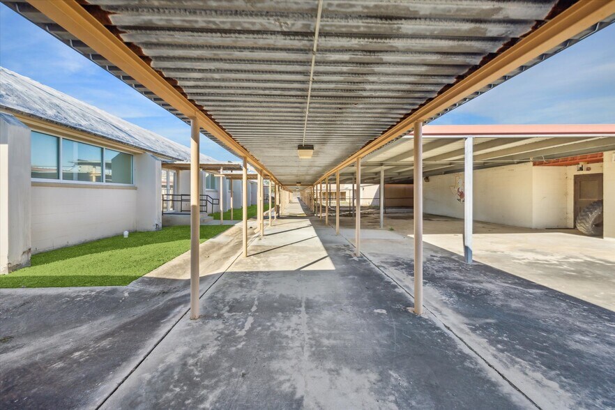 More Photos Of 1401 Mlk Blvd, El Campo Flex For Sale