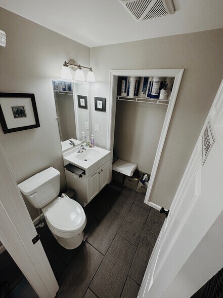 More Photos Of 104 E Pine St, Georgetown Office Residential For Lease