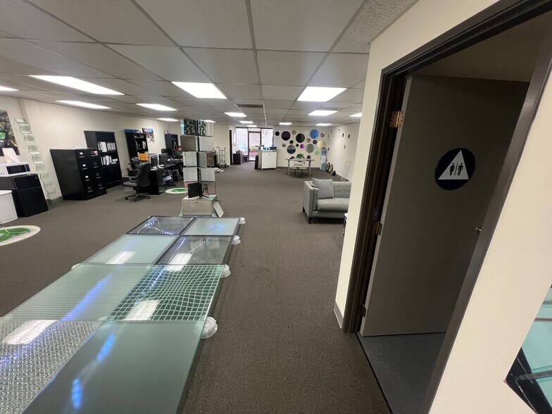 More Photos Of 23501 Ridge Route Dr, Laguna Hills Showroom For Lease