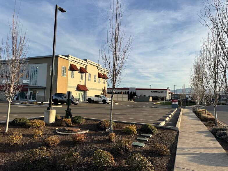 More Photos Of 4801 Biddle Rd, Central Point Office For Lease