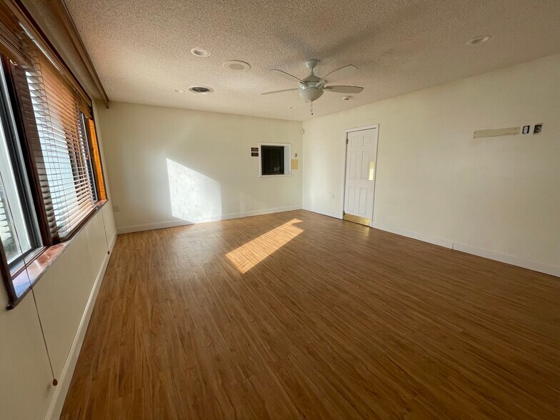 More Photos Of 633 N Bay St, Eustis Office Residential For Sale