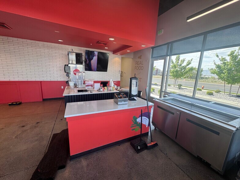 More Photos Of 665 450 N, Vineyard Storefront For Lease