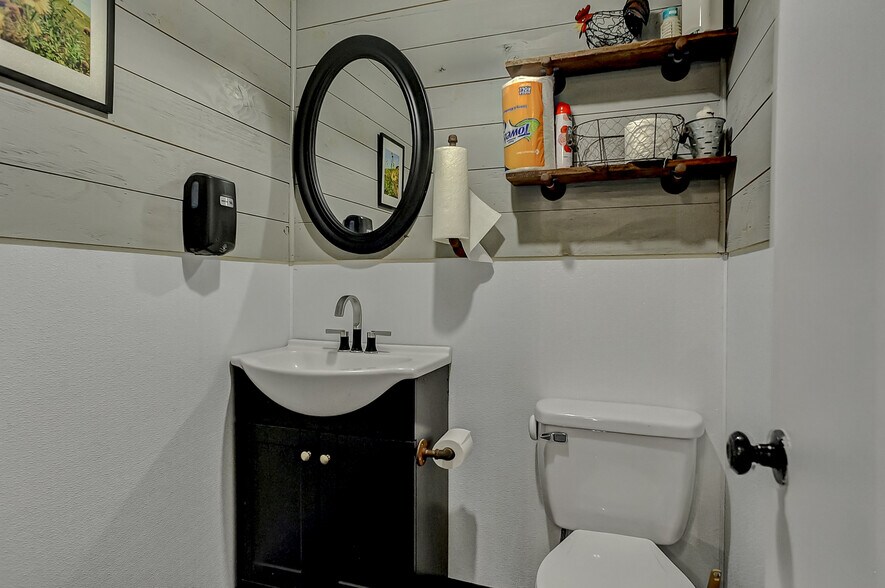 More Photos Of 117 S Franklin St, Colbert Restaurant For Sale