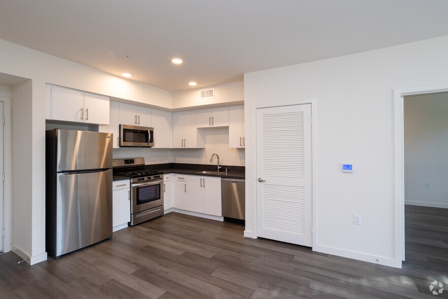 More Photos Of 10555 Bloomfield St, Toluca Lake Apartments For Sale