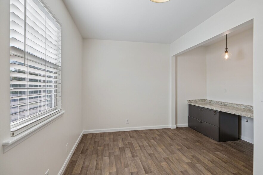 More Photos Of 109 Holiday Ct, Franklin Office For Sale