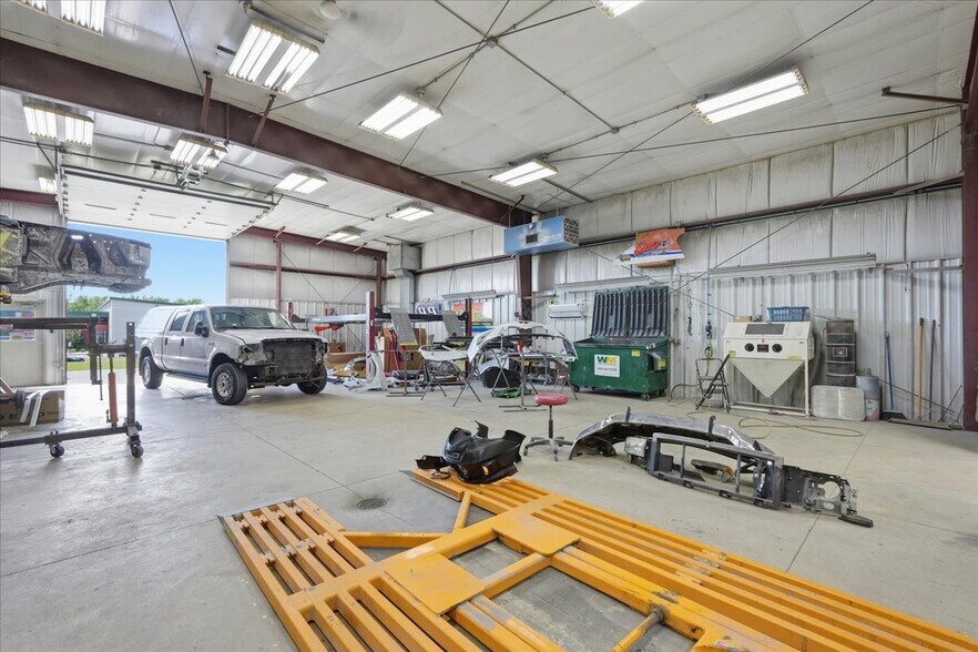 More Photos Of 590 Commercial Ave, Waterloo Auto Repair For Sale