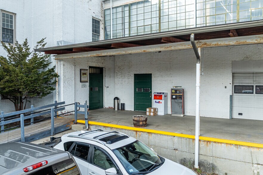 More Photos Of 221 Pine St, Florence Showroom For Lease