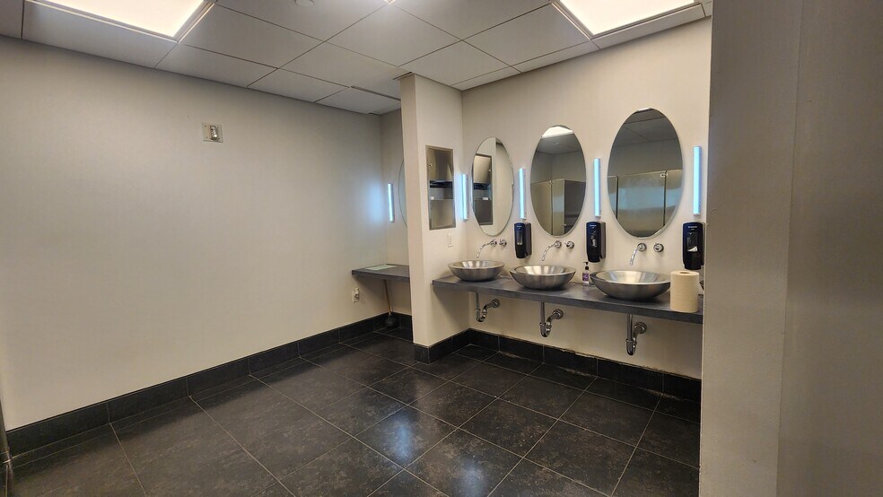 More Photos Of 16 Bleeker St, Millburn Warehouse For Lease