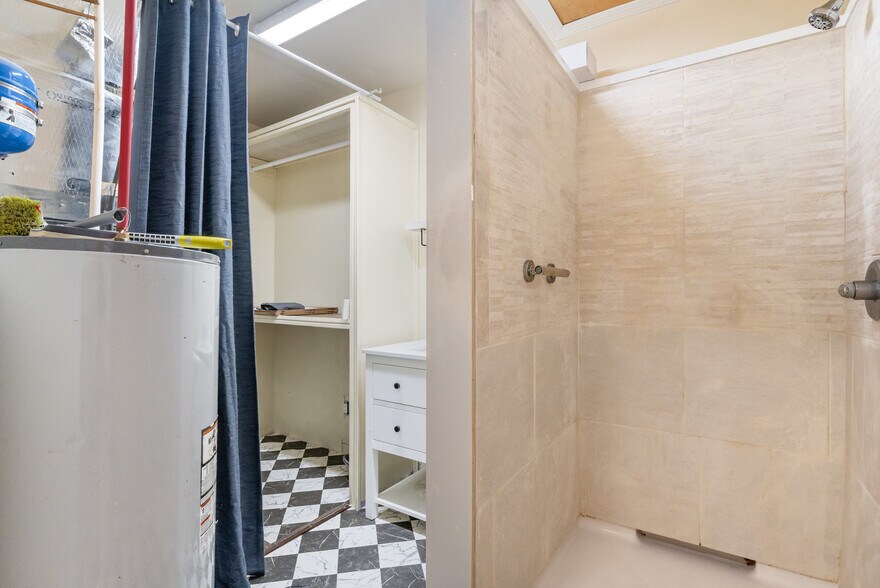 More Photos Of 9008 N Lakebrook Rd, Charlotte Light Distribution For Sale