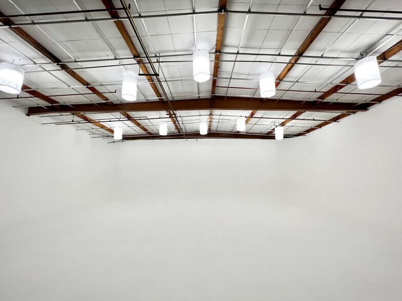 More Photos Of 5539 Riverton Ave, North Hollywood Manufacturing For Lease