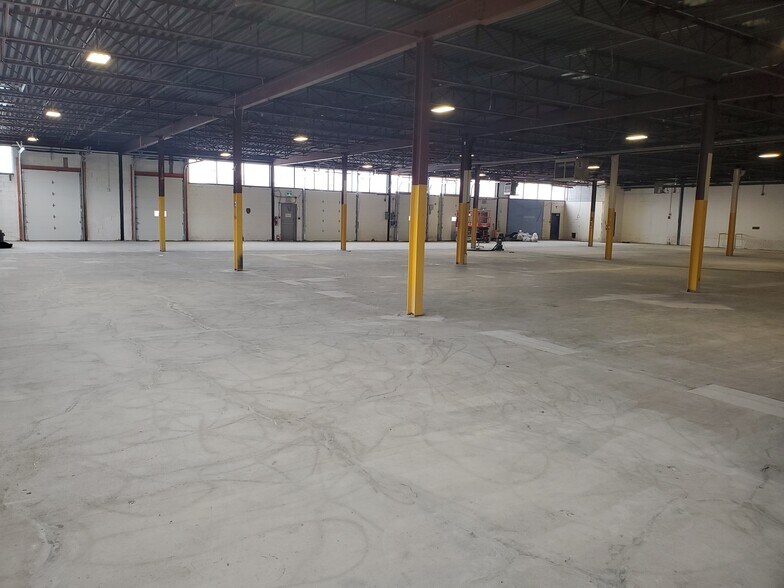 More Photos Of 8400 Ch De La Côte-De-Liesse, Montréal Industrial For Sale