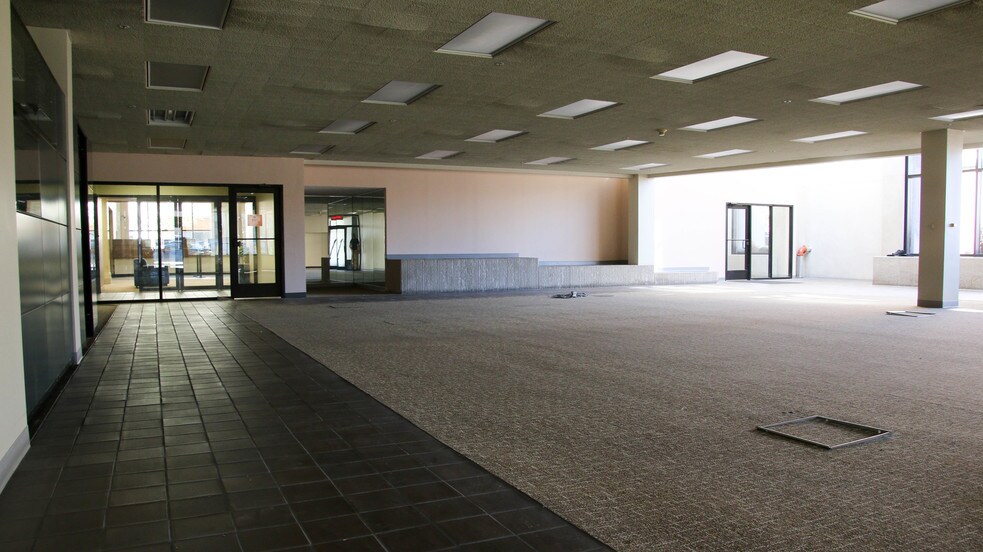 More Photos Of 501 15th St, Moline Office For Lease