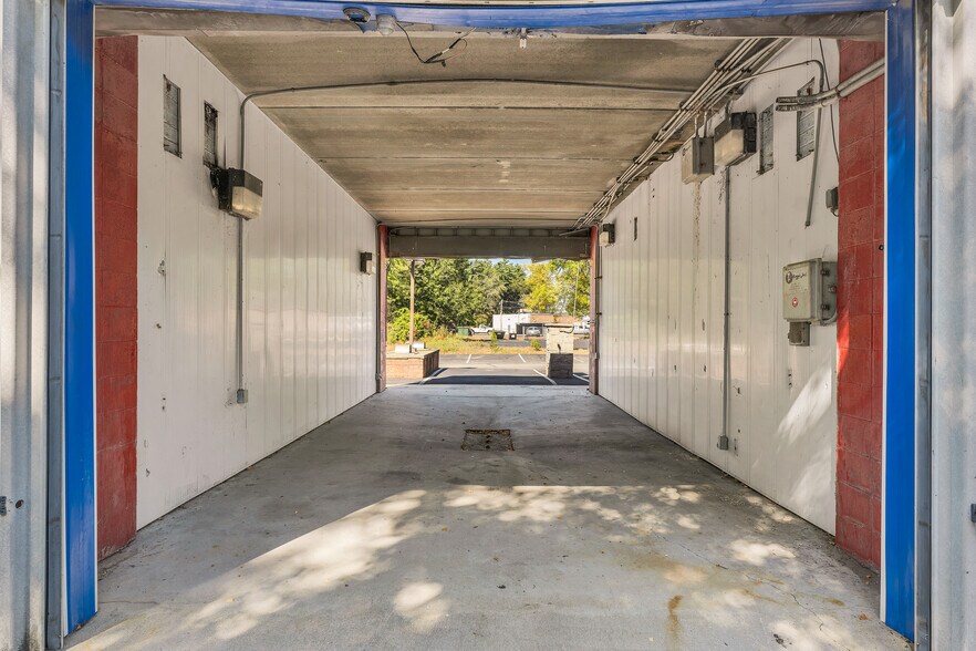 More Photos Of 386 Daniel Webster Hwy, Merrimack Auto Repair For Lease