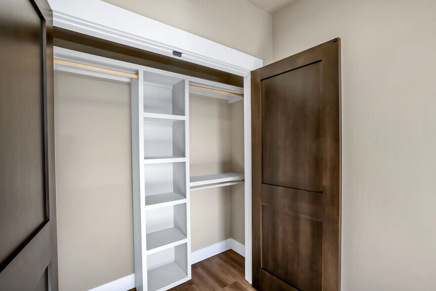 More Photos Of 217 Simmons St, Mccall Showroom For Sale