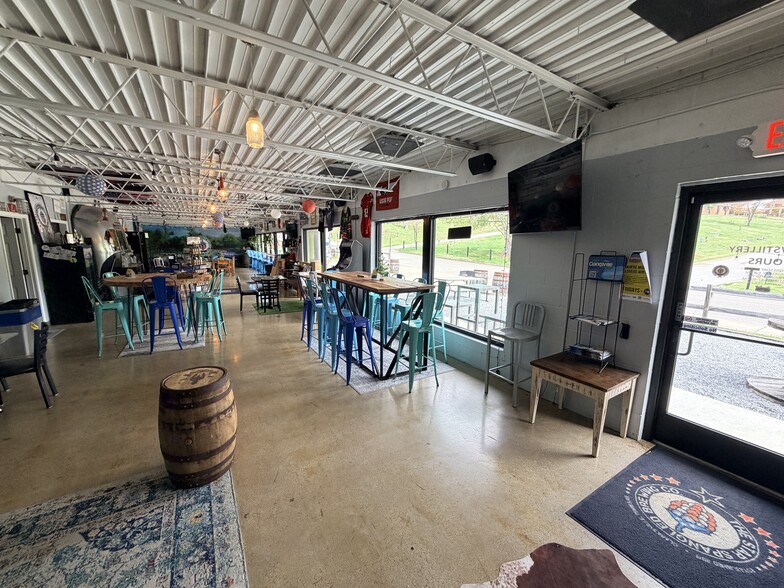 More Photos Of 614 N Spring St, Clarksville Warehouse For Lease