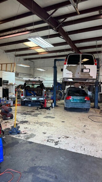 More Photos Of 710 Shepherd Dr, Garland Warehouse For Lease