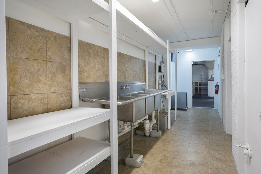 More Photos Of 8016 Arlington Expy, Jacksonville Hotel For Lease