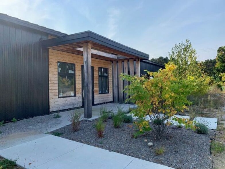 More Photos Of 7334 E Duck Lake Rd, Lake Leelanau Showroom For Lease