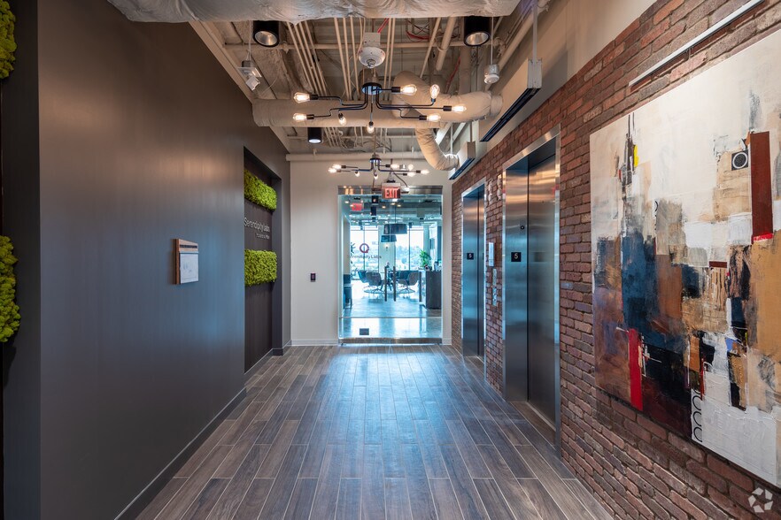 More Photos Of 1213 W Morehead St, Charlotte Office For Lease