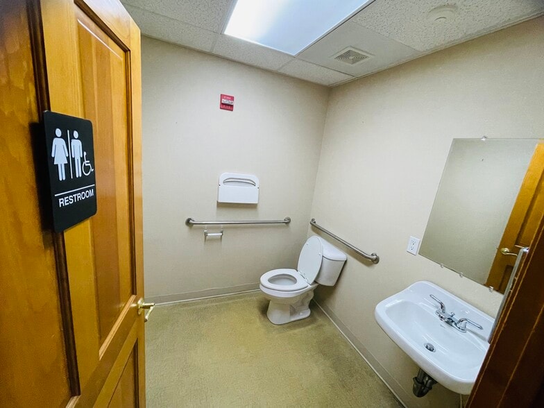 More Photos Of 52-56 Stiles Rd, Salem Medical For Lease