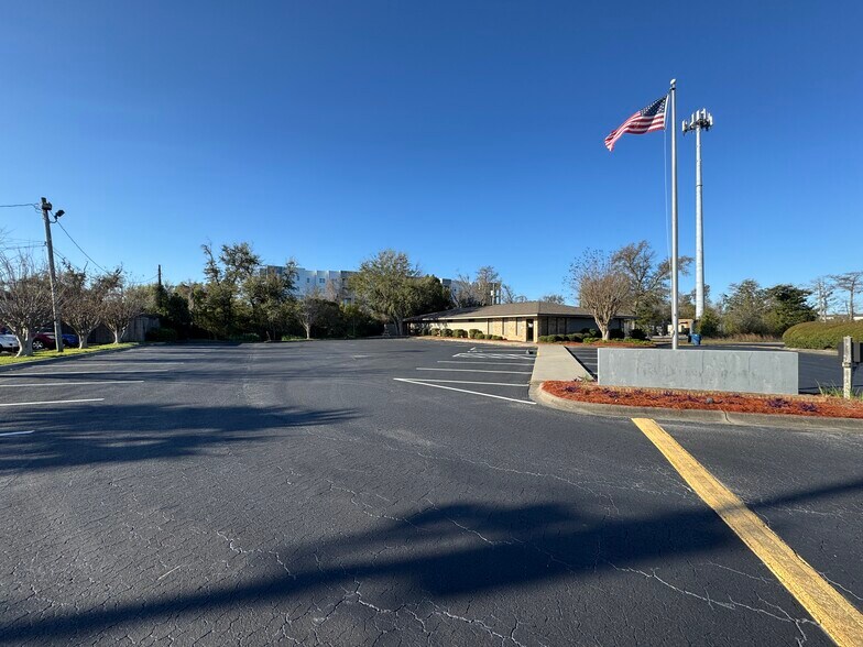 More Photos Of 527 AIRPORT Rd, Panama City Office For Sale