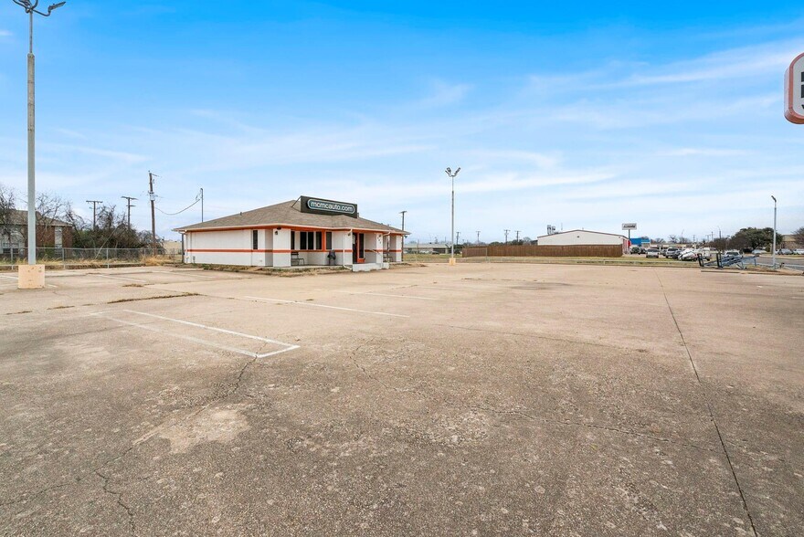 More Photos Of 240 Exchange St, Burleson Auto Dealership For Sale