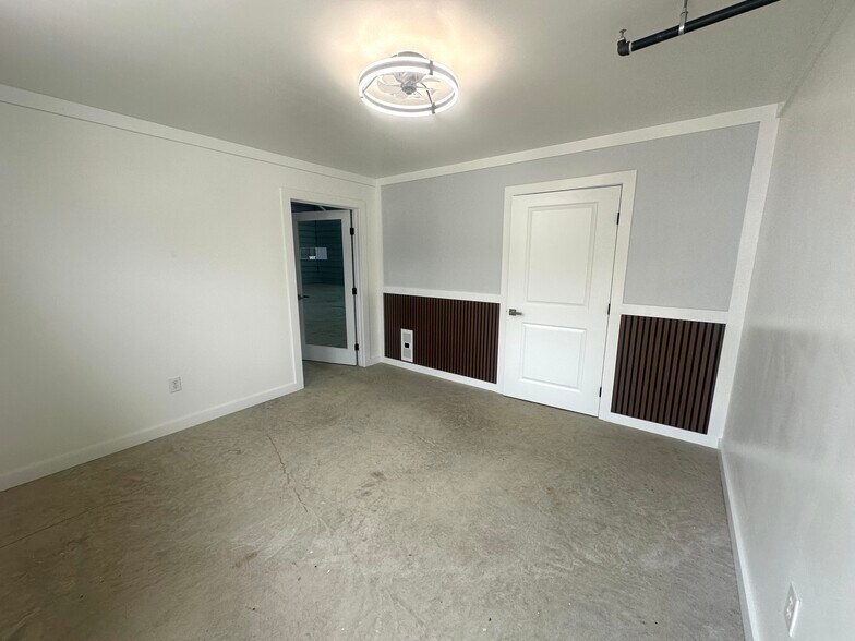 More Photos Of 190 Ninety Four Ln, Taylor Light Manufacturing For Sale