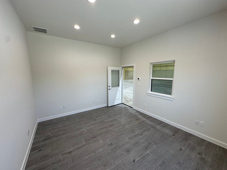 More Photos Of 16013 FM 429, Terrell Flex For Lease