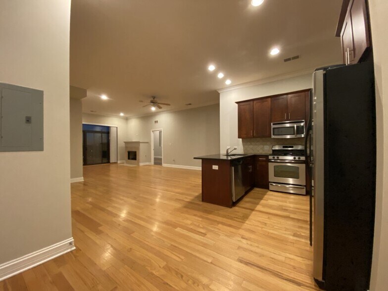 More Photos Of 4651 N Greenview Ave, Chicago Apartments For Lease