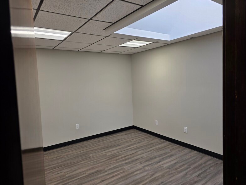 More Photos Of 98 Willis Ave, Mineola Office For Lease