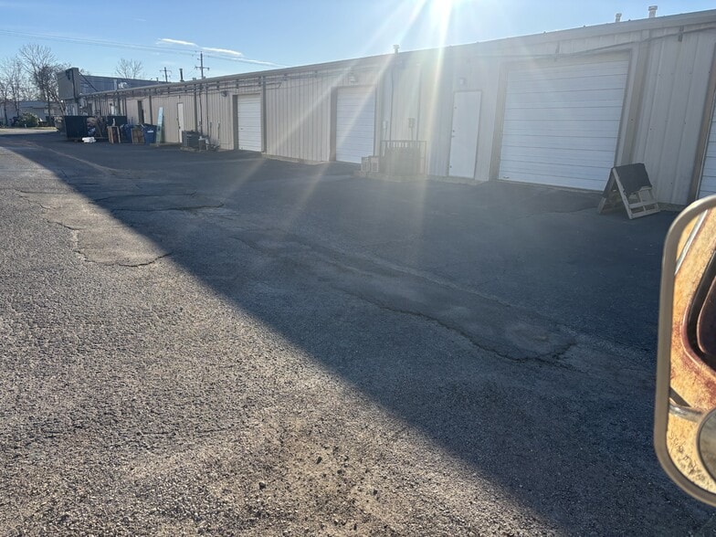 More Photos Of 5210 Pleasant View Rd, Memphis Showroom For Lease