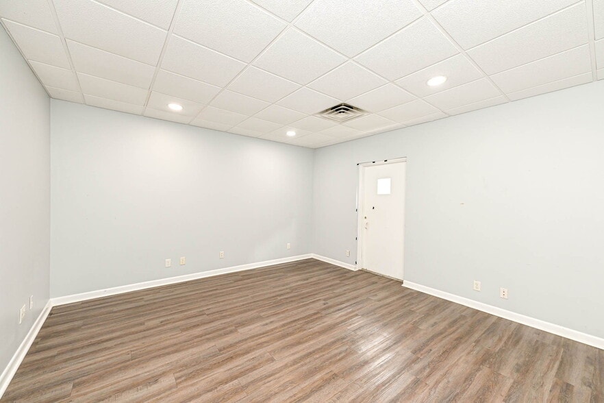 More Photos Of 3455 Shelby St, Indianapolis Office For Sale