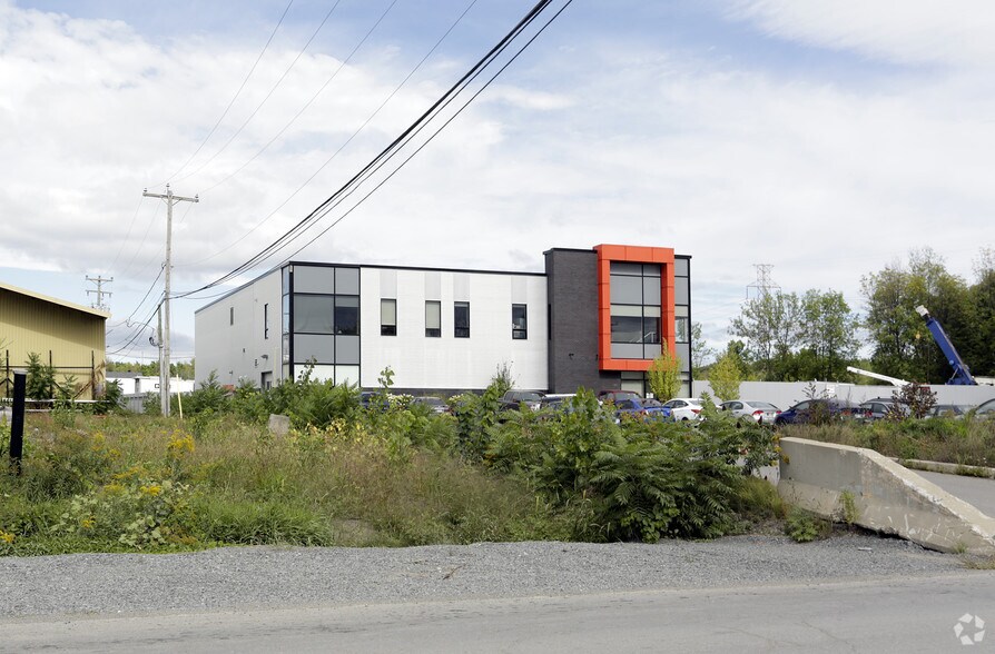 More Photos Of 5281 Boul Cléroux, Laval Warehouse For Sale