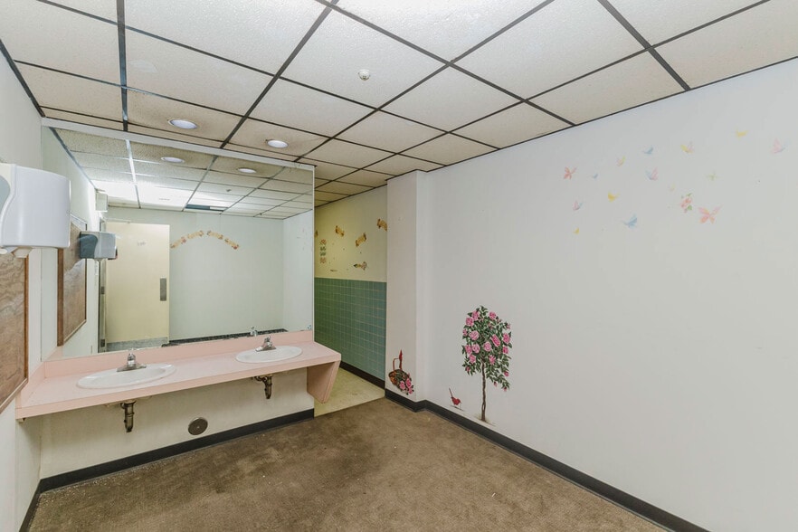 More Photos Of 1560 S Topeka St, Wichita Lodge Meeting Hall For Sale