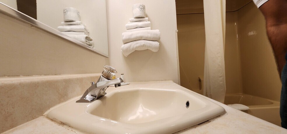 More Photos Of 2702 N Stephenson Ave, Iron Mountain Hotel For Sale