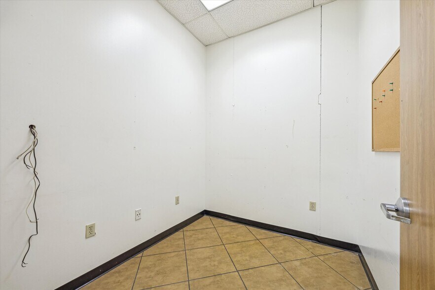 More Photos Of 16512-16580 El Camino Real St, Houston Storefront For Lease