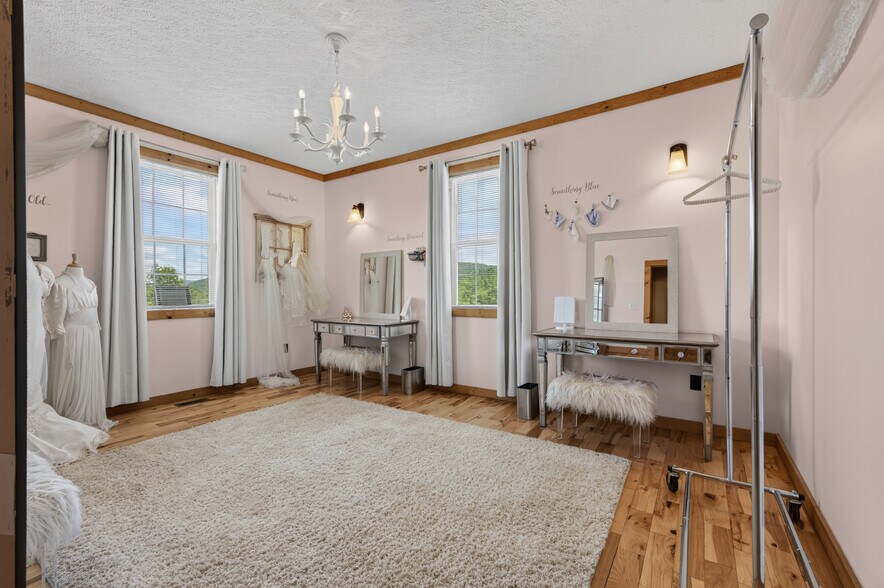 More Photos Of 639 Wagon Wheel Rd, Elk Creek Lodge Meeting Hall For Sale