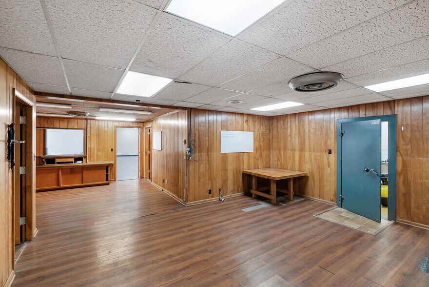 More Photos Of 4000 Memorial Blvd, Springfield Freestanding For Sale