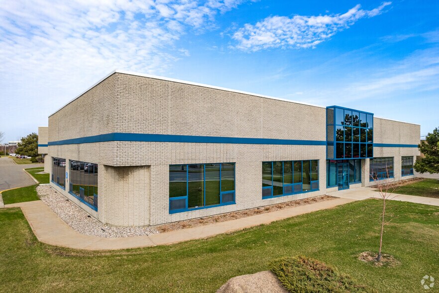 Primary Photo Of 4575 Boul Poirier, Montréal Warehouse For Lease