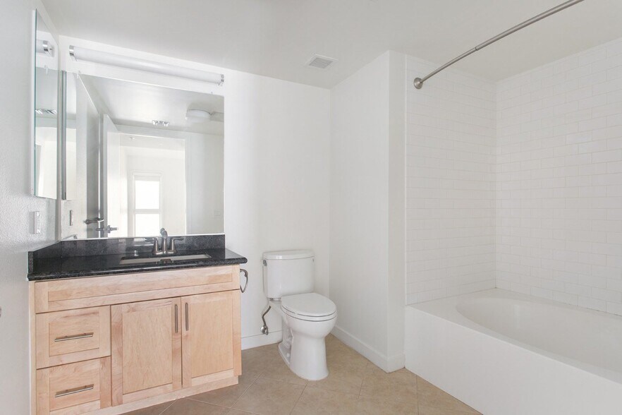 More Photos Of 214 Santa Monica Blvd, Santa Monica Apartments For Lease